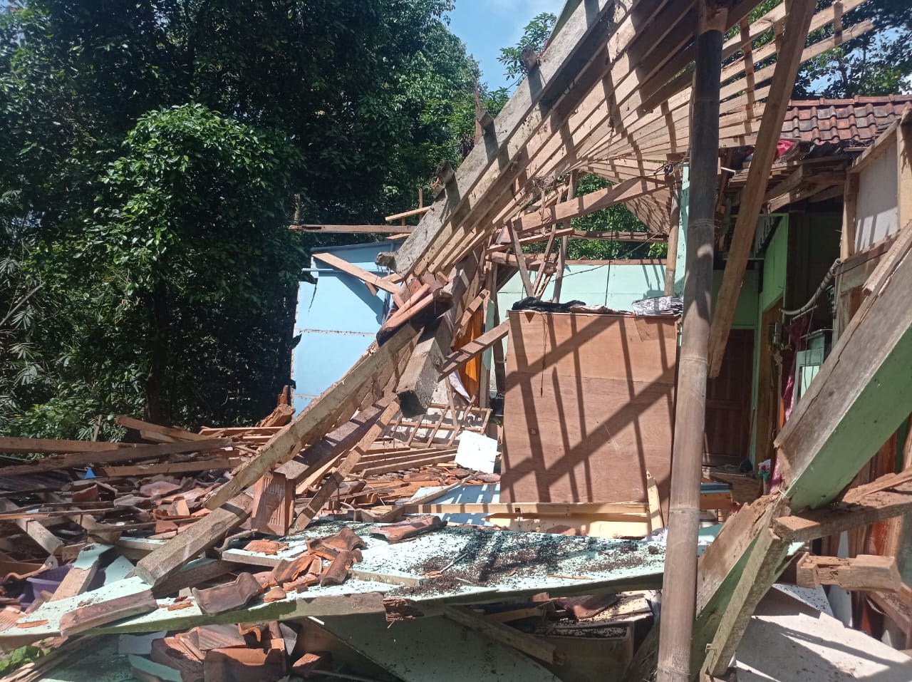 Rangka Rumah Sudah Keropos, Sebuah Dapur Rumah Warga Ambruk